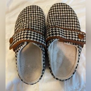 Size 12 Vionic, houndstooth indoor/outdoor slippers.